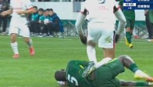 华体会体育中国官方网-马宁赶紧拉开！费利佩倒地时踩到恩加德乌腹部，两队爆发冲突