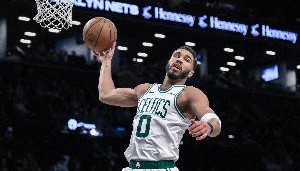 左脚踝扭伤离场！马祖拉：我问塔图姆感觉怎么样 他告诉我还行